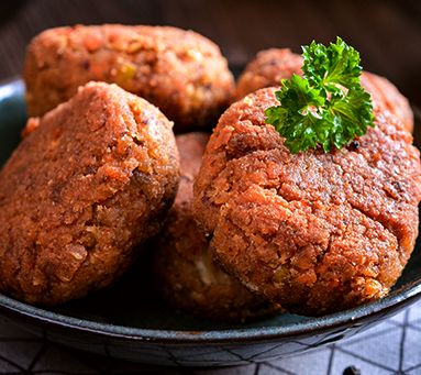 Croquete espanhol tradicional caseiro em um garfo no fundo